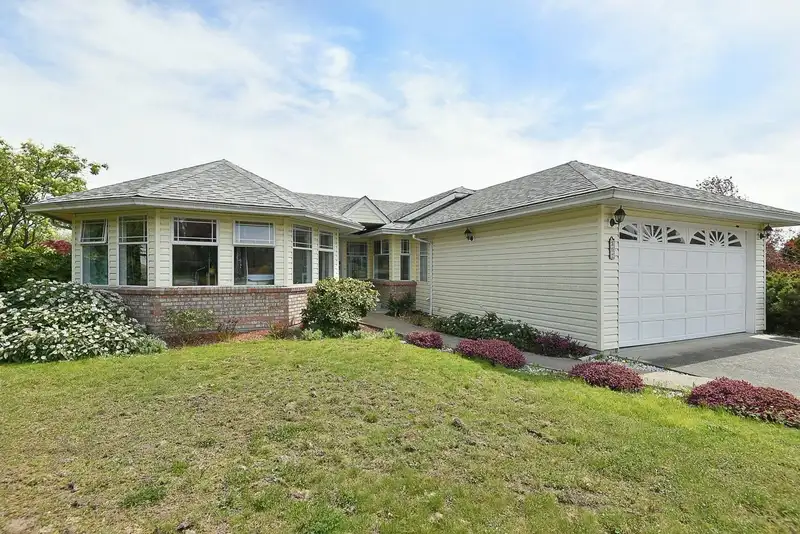 502 EAGLECREST DRIVE - photo 2 of 34