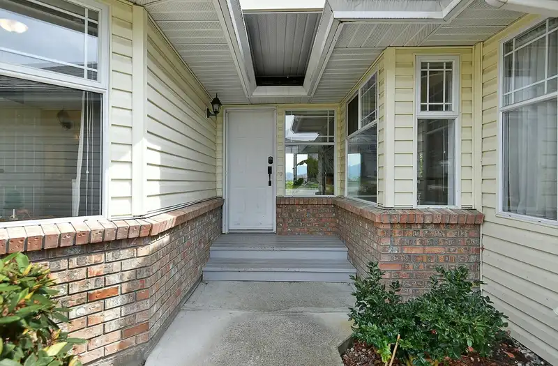 502 EAGLECREST DRIVE - photo 4 of 34