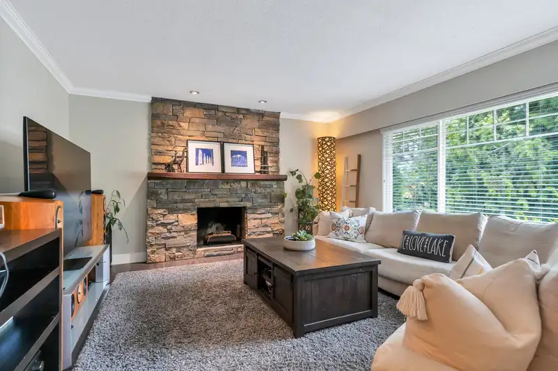 5029 6 AVENUE - photo 3 of 40