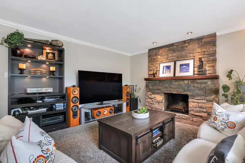 5029 6 AVENUE - photo 4 of 40