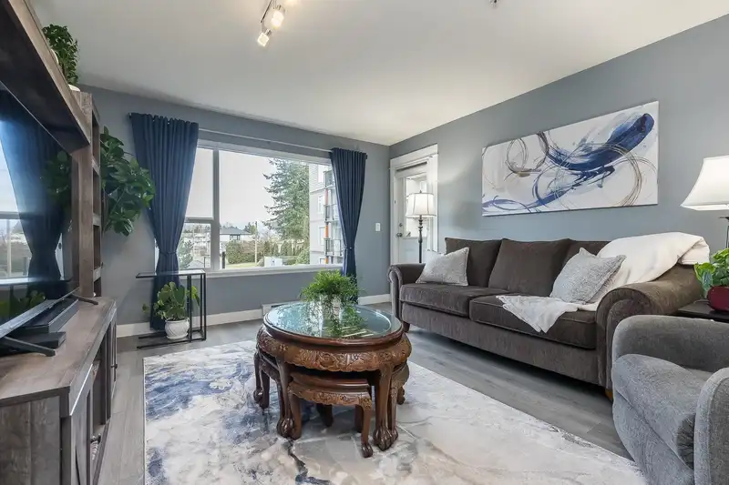201 2955 DIAMOND CRESCENT - photo 2 of 32