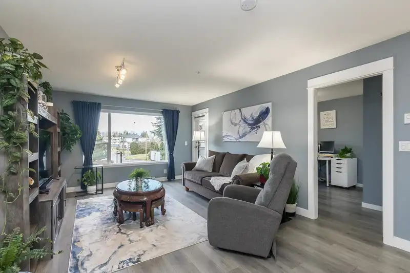 201 2955 DIAMOND CRESCENT - photo 3 of 32