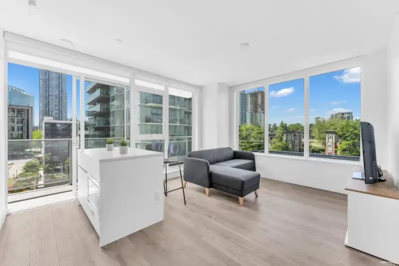 510 13428 105 AVENUE - photo 1 of 32