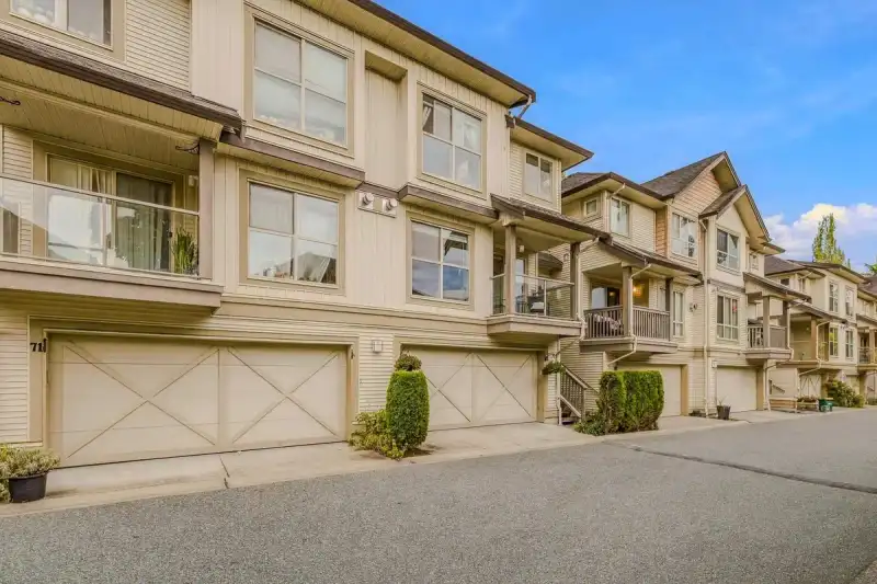 70 20350 68 AVENUE - photo 1 of 27