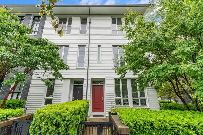 110 548 FOSTER AVENUE - photo 2 of 28