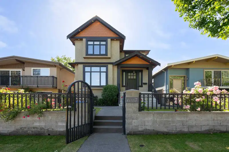 6387 PRINCE ALBERT STREET - photo 1 of 37