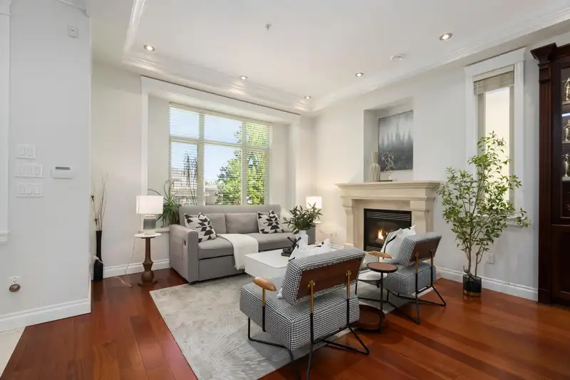 6387 PRINCE ALBERT STREET - photo 2 of 37