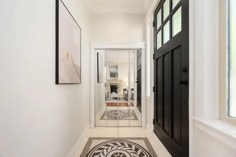 6387 PRINCE ALBERT STREET - photo 4 of 37