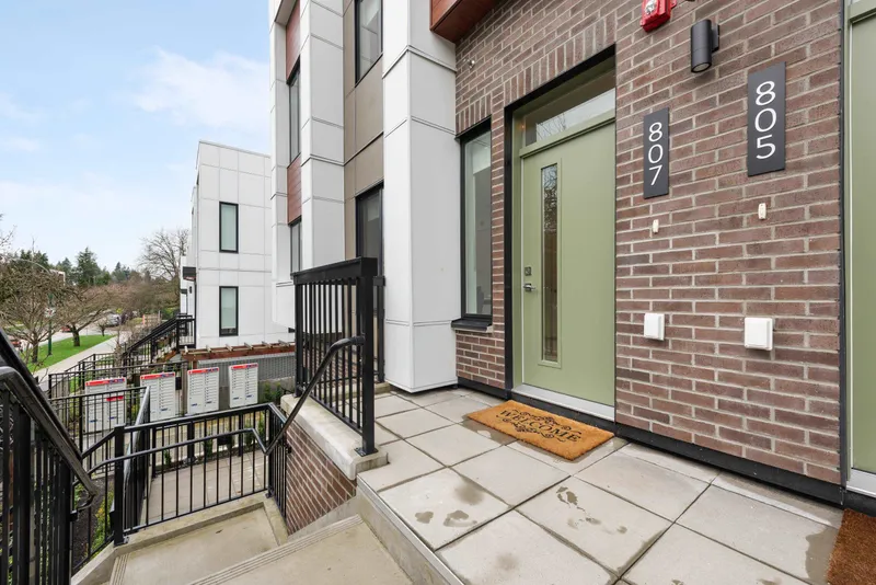 807 W 33RD AVENUE - photo 3 of 25