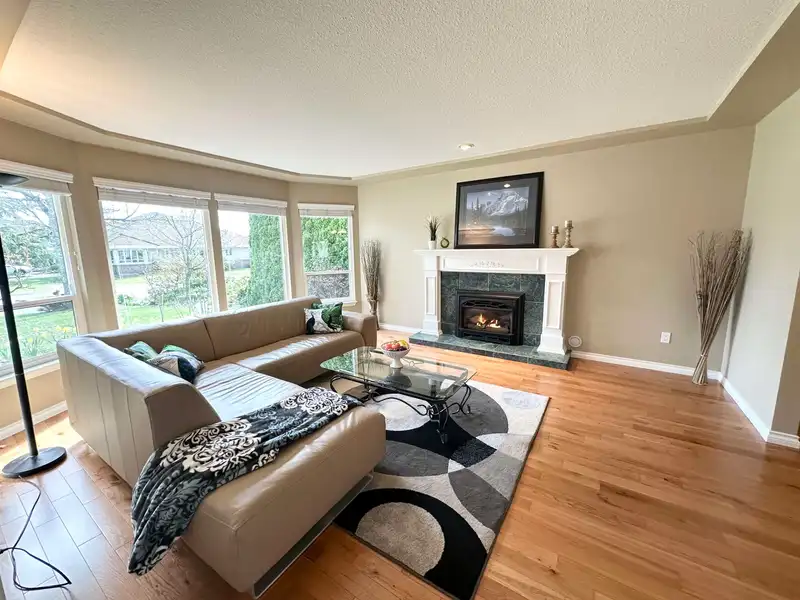 14897 22 AVENUE - photo 3 of 21