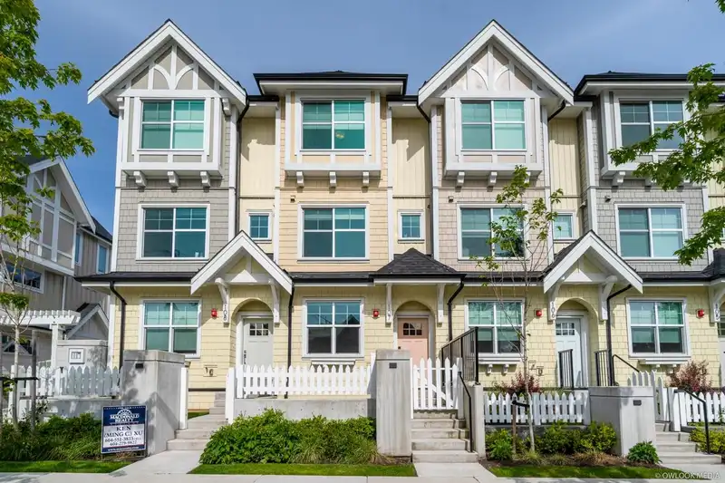 107 707 ROBINSON STREET - photo 1 of 18