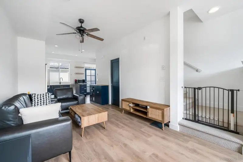 107 707 ROBINSON STREET - photo 3 of 18