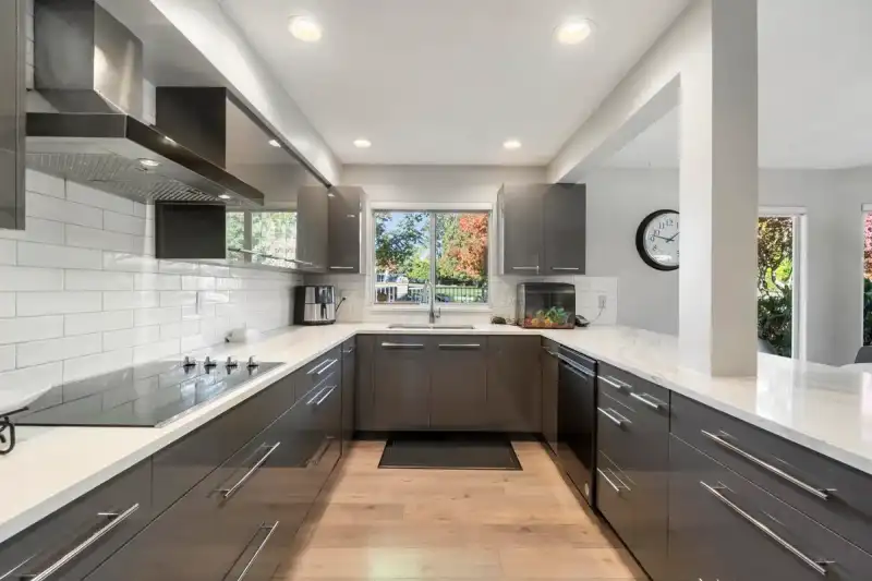 140 15988 83 AVENUE - photo 1 of 32
