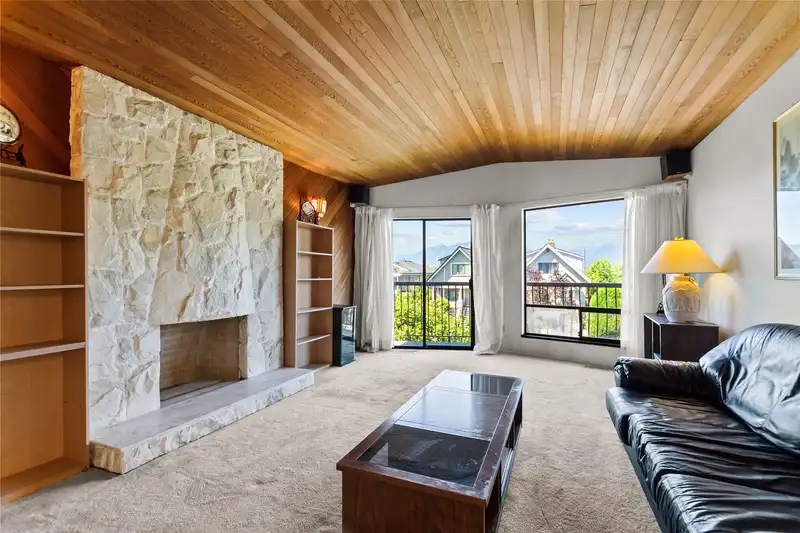 2986 E 3RD AVENUE - photo 4 of 26