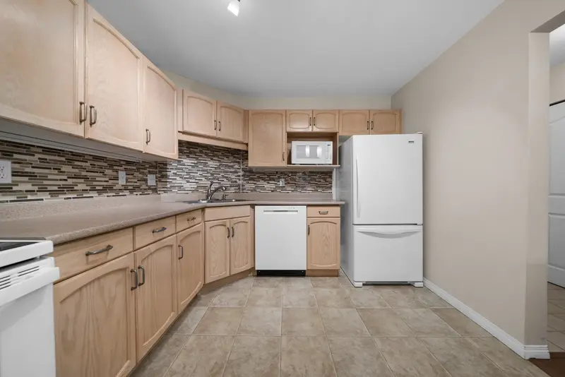 308 33280 BOURQUIN CRESCENT - photo 2 of 25