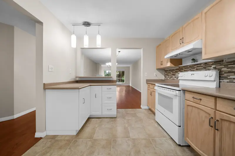 308 33280 BOURQUIN CRESCENT - photo 4 of 25