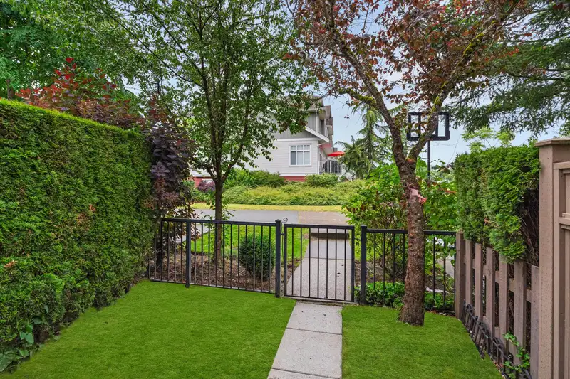 45 19455 65 AVENUE - photo 2 of 30