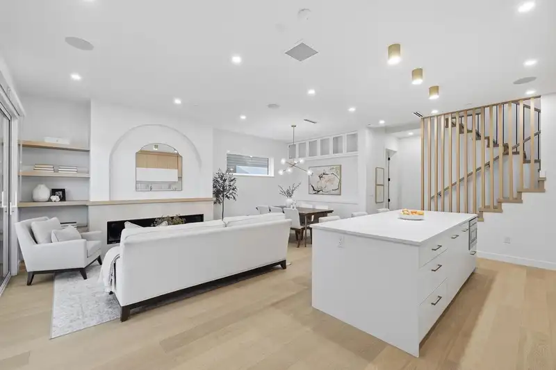 1 810 E 22ND AVENUE - photo 4 of 32
