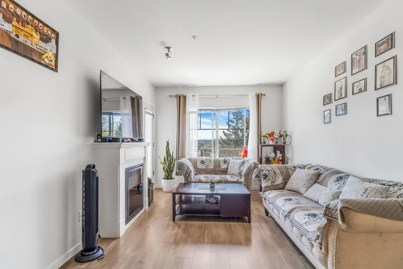 306 22290 NORTH AVENUE - photo 1 of 13