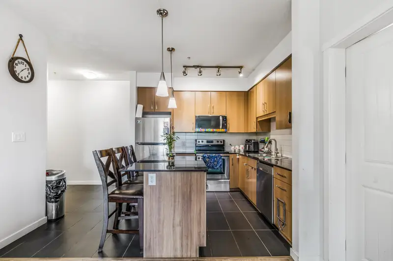 306 22290 NORTH AVENUE - photo 2 of 13