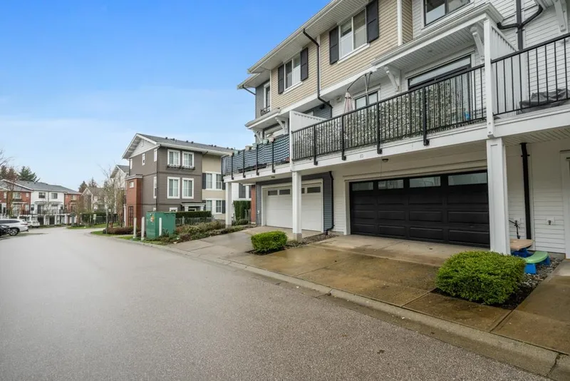 10 10735 84 AVENUE - photo 2 of 25