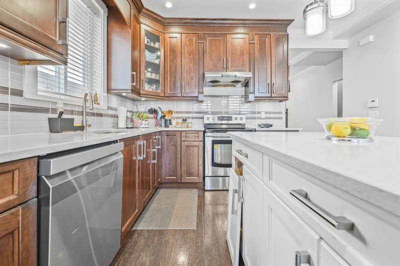 21065 80 AVENUE - photo 3 of 25