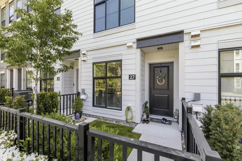 27 2774 MONTROSE AVENUE - photo 3 of 38