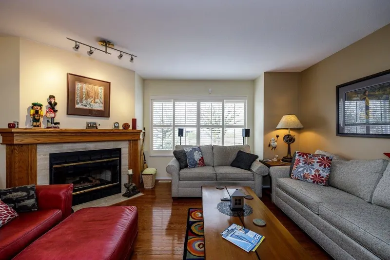 2 261 W 16TH STREET - photo 3 of 25