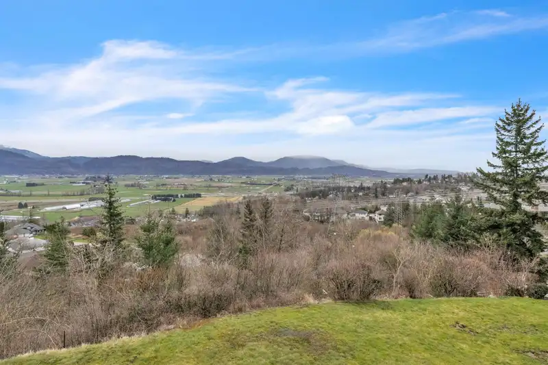 6 2842 WHATCOM ROAD - photo 1 of 39