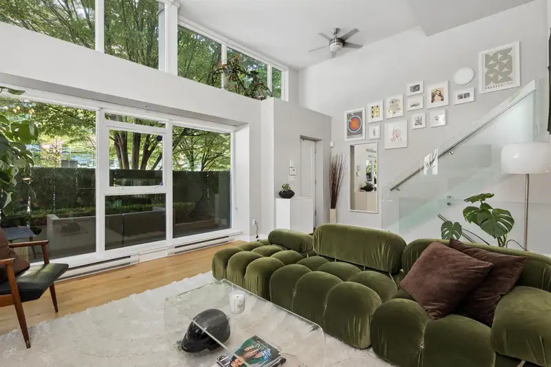 428 HELMCKEN STREET - photo 3 of 23