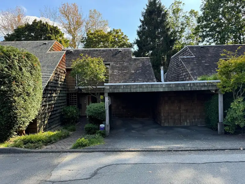 3689 BORHAM CRESCENT - photo 1 of 40
