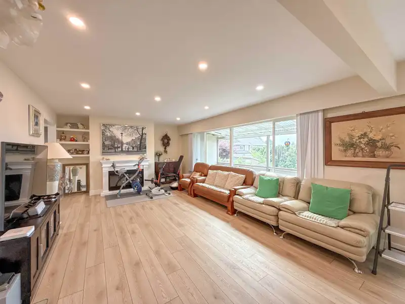 652 SHAW AVENUE - photo 2 of 32