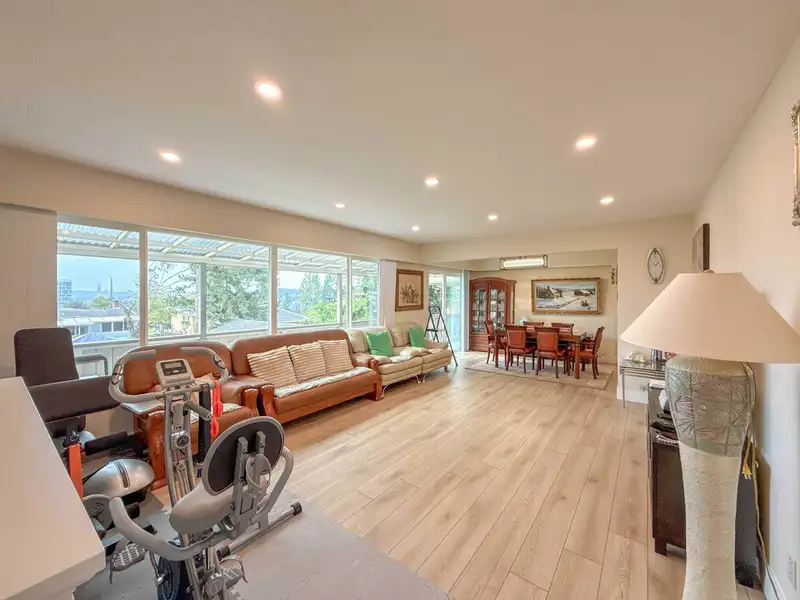 652 SHAW AVENUE - photo 4 of 32