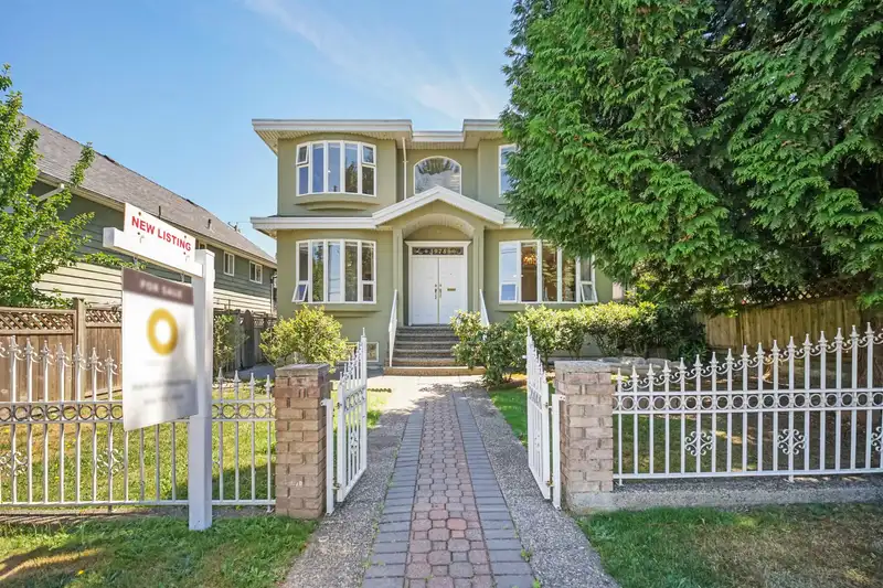 3978 VICTORIA DRIVE - photo 1 of 40