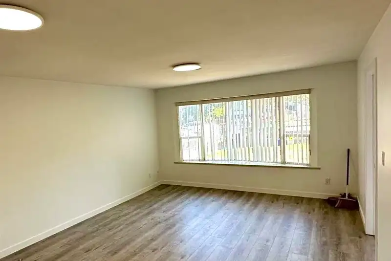 939 E 26TH AVENUE - photo 2 of 7