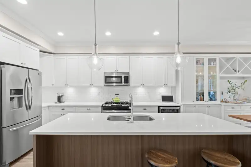 29 7059 210 STREET - photo 2 of 38
