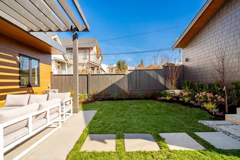 2 372 S EAST 37TH AVENUE - photo 4 of 36