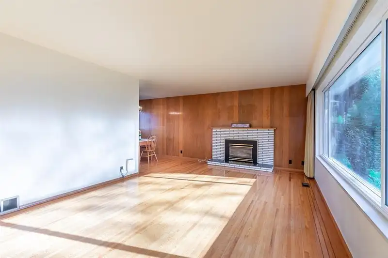 5482 RHODES STREET - photo 4 of 34