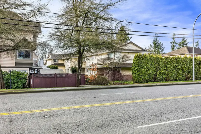 4 19690 56 AVENUE - photo 2 of 25