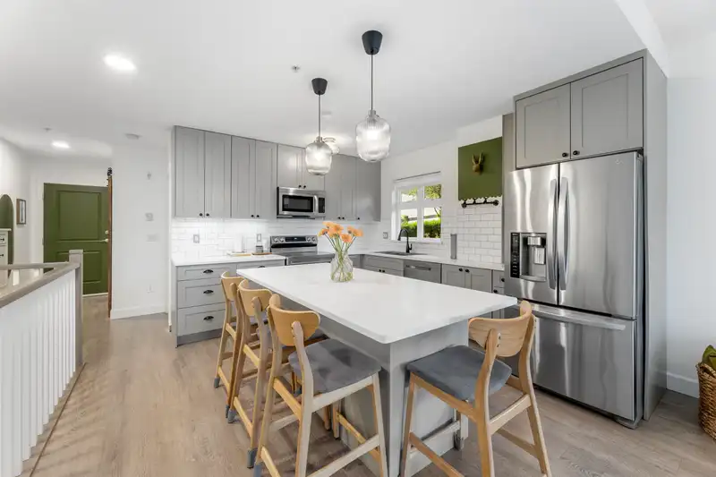 101 160 SHORELINE CIRCLE - photo 3 of 31