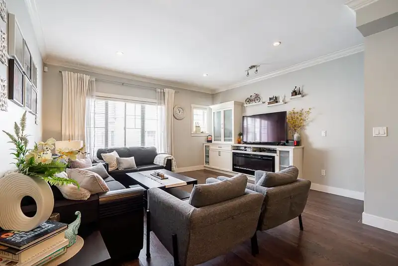 18 19097 64 AVENUE - photo 1 of 31