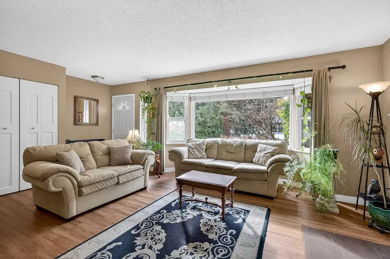 21149 GLENWOOD AVENUE - photo 4 of 25