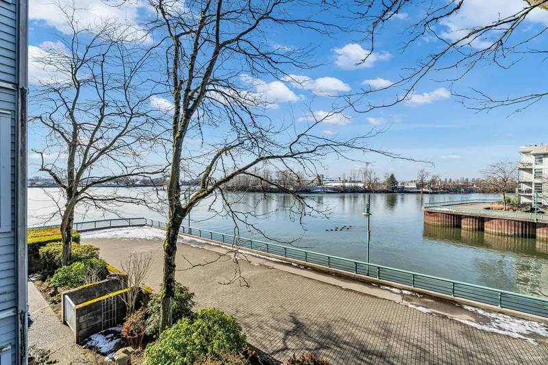 208 2020 E KENT AVENUE SOUTH - photo 1 of 25