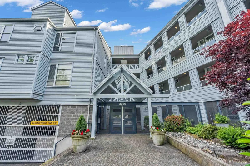 208 2020 E KENT AVENUE SOUTH - photo 2 of 25