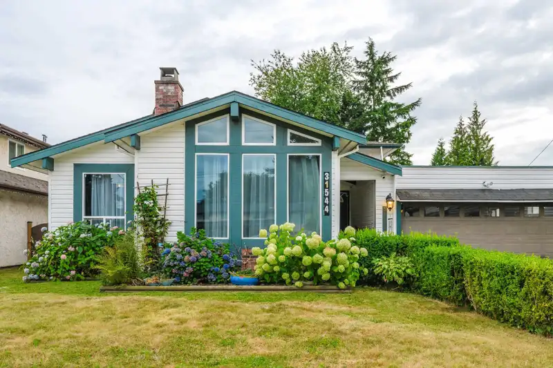 31544 SUNNYSIDE CRESCENT - photo 1 of 40