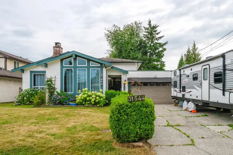 31544 SUNNYSIDE CRESCENT - photo 3 of 40