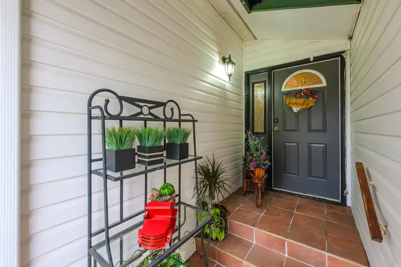 31544 SUNNYSIDE CRESCENT - photo 4 of 40