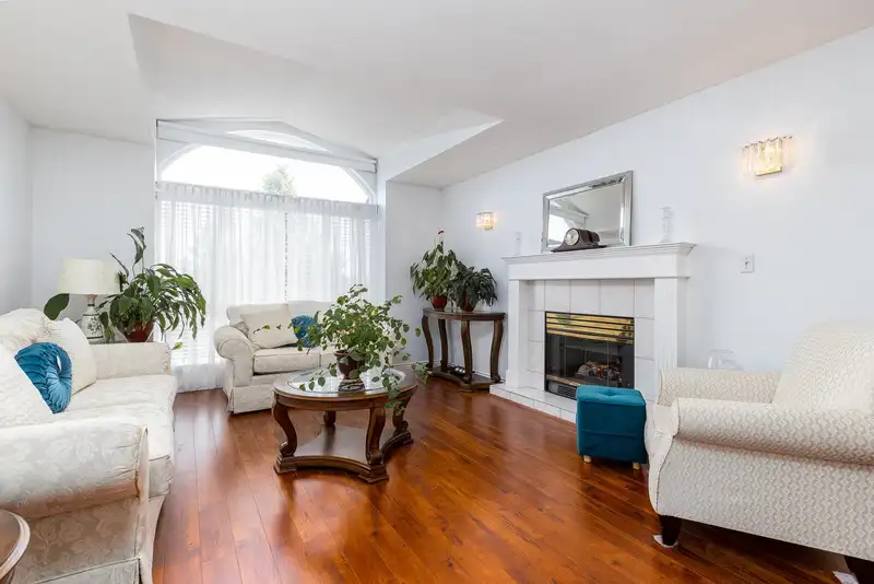 8237 167A STREET - photo 4 of 29