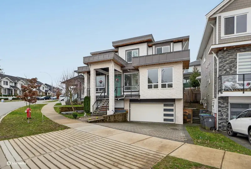 14298 62 AVENUE - photo 2 of 25