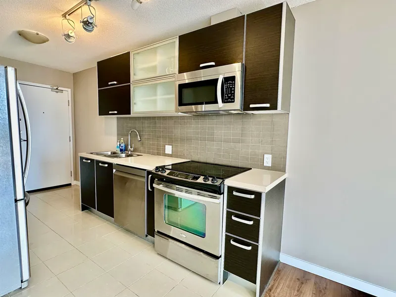 2805 9981 WHALLEY BOULEVARD - photo 4 of 13